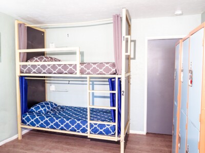 shared-dorm-room-with-bunk-beds-and-lockers-at-california-dreams-hostel-ocean-beach-in-san-diego