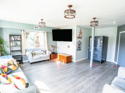 hostel-lounge-area-with-sofas-tv-and-natural-light-at-california-dreams-hostel-ocean-beach