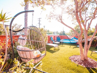 outdoor-garden-with-hanging-chair-and-hammocks-at-california-dreams-hostel-ocean-beach